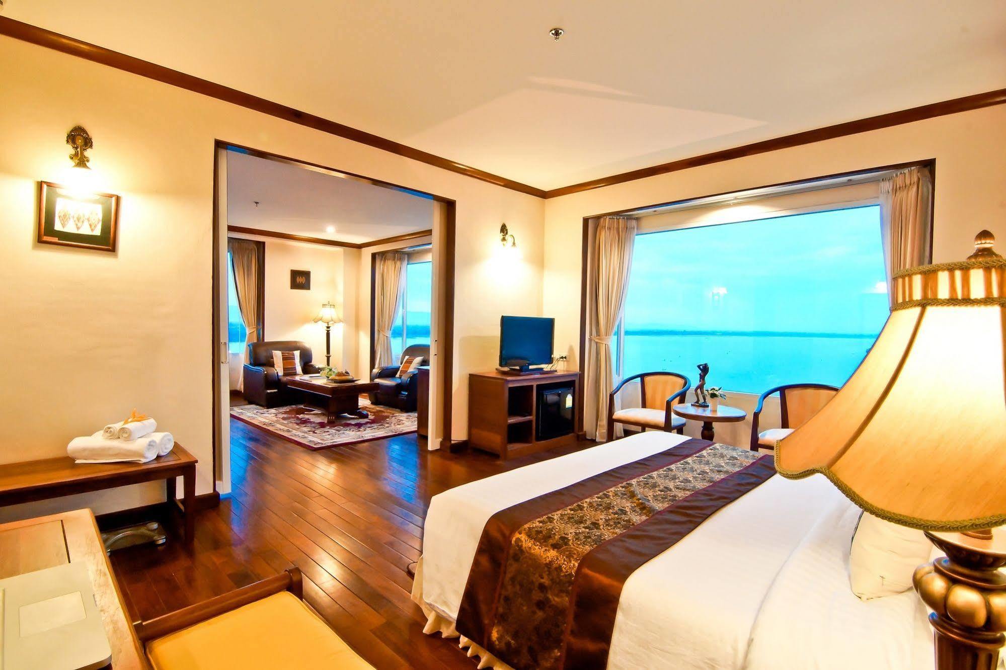 Champasak Grand Hotel Pakse Exterior photo